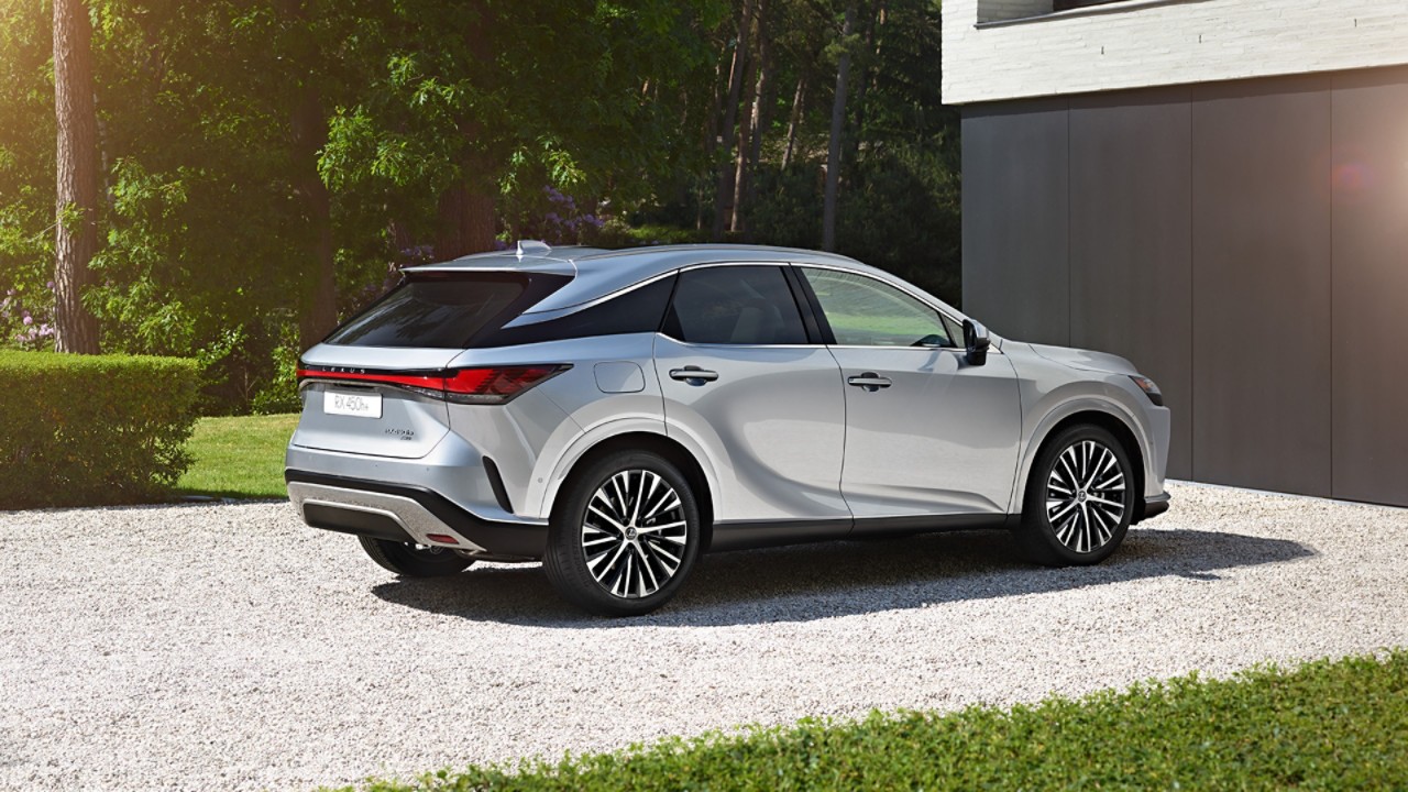 Side view of the Lexus RX 450h+