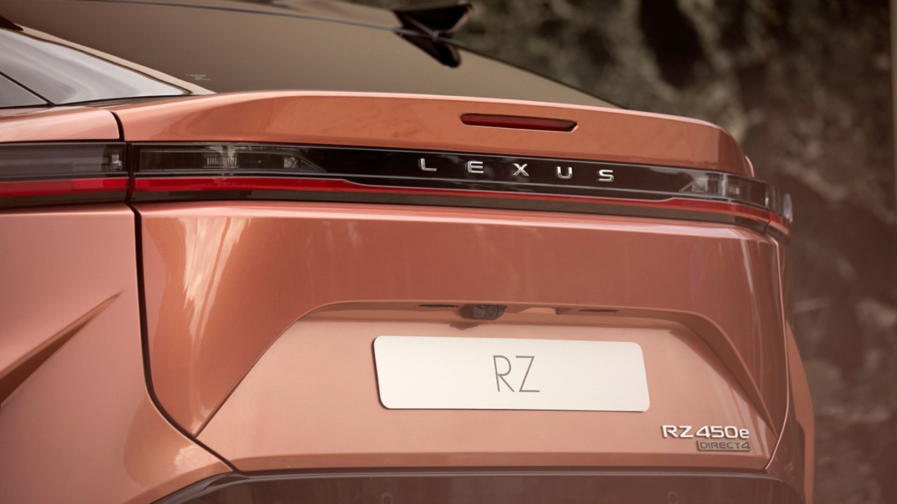 Bakhlið á Lexus RZ