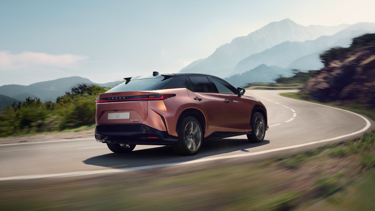 Lexus Rz keyrir á vegi