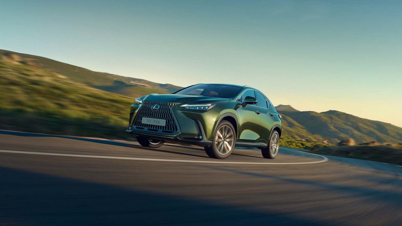 Lexus NX í akstri