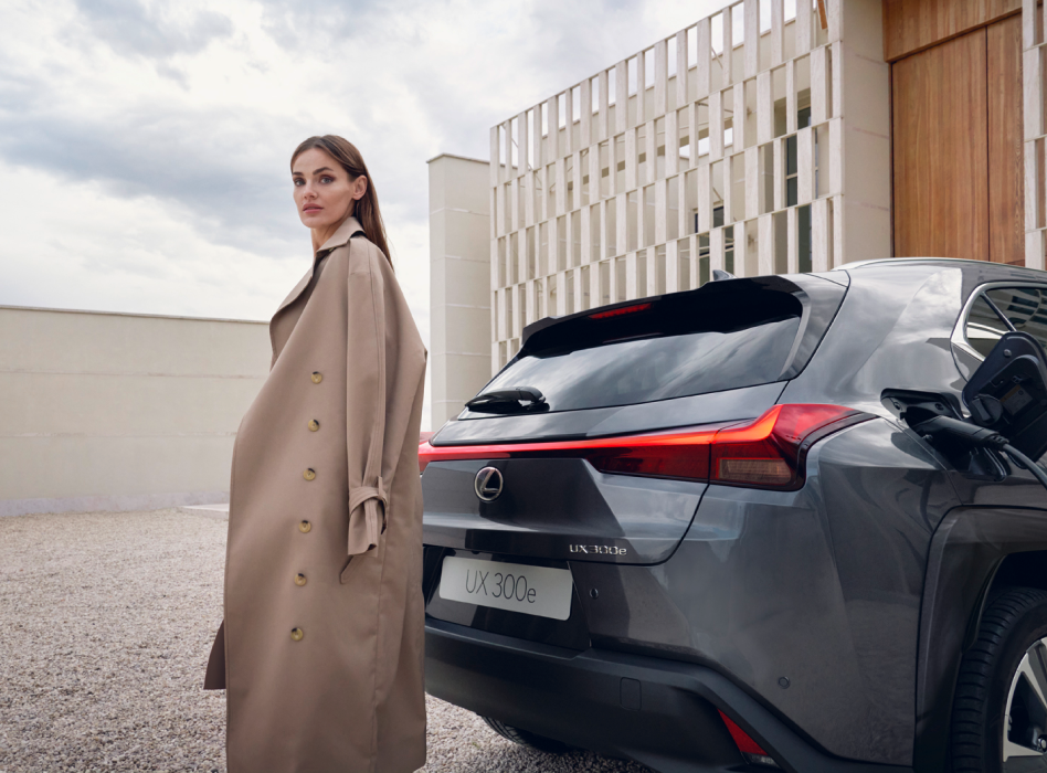 Kona stendur við hlið Lexus UX 300e