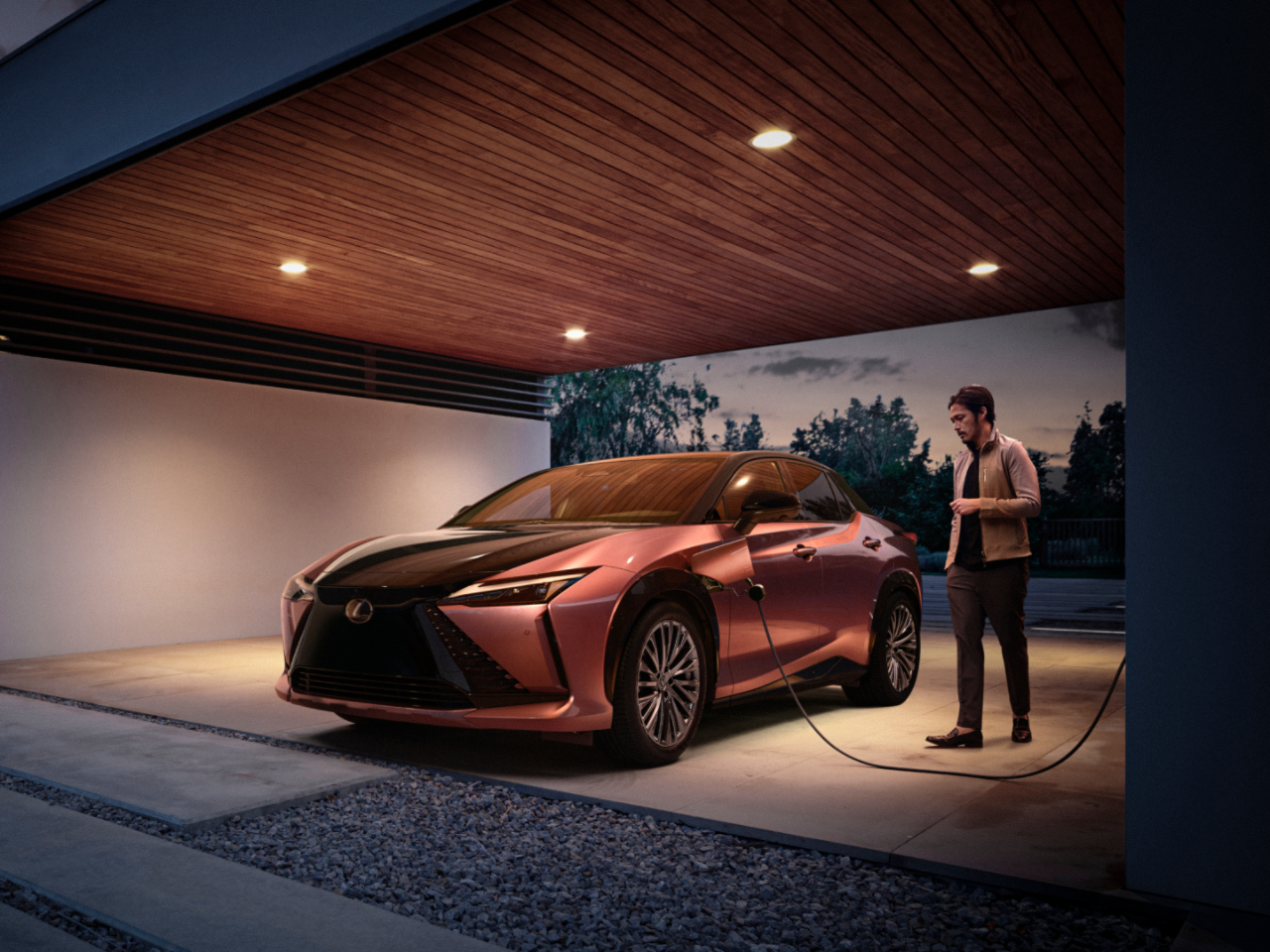 Lexus RZ 450e í sambandi við hleðslustöð 